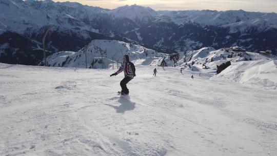 冬季人们在山上滑雪