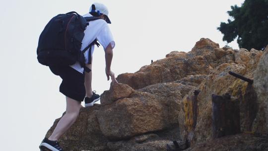 岩石攀爬，登山爬山跨越实拍视频素材视频素材模板下载
