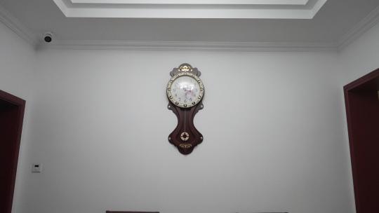 酒店墙壁上的时钟