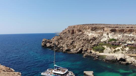 马耳他大力水手村锚湾的自然壮丽景色