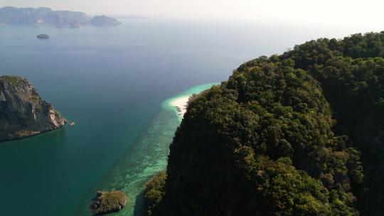 石灰岩山脉的高空航拍