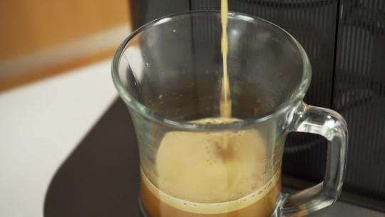 咖啡滴入咖啡杯中视频素材模板下载