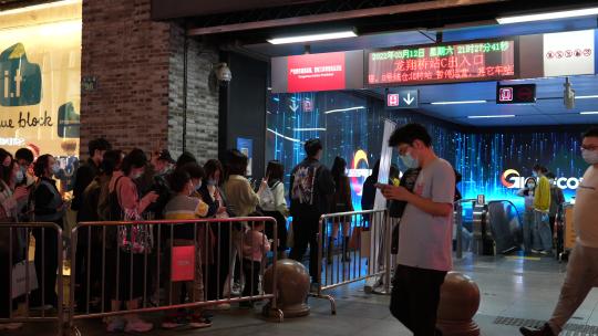 夜晚杭州龙翔桥地铁站出入口排队的人流