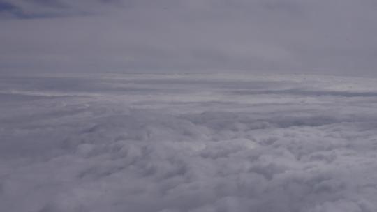 民航客机玄窗外的蓝天白云