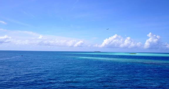 航拍蓝色的大海
