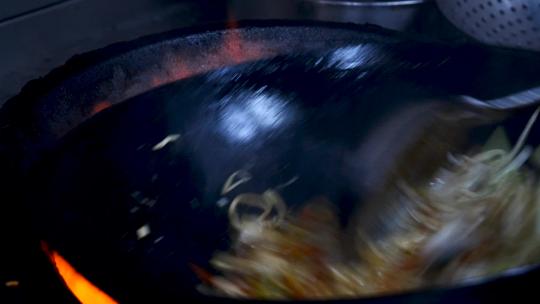 厨师正在复制米粉炒饼炒面油锅