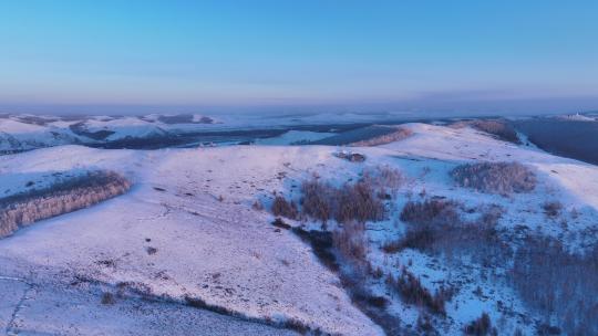 寒冬白雪覆盖的山岭雾凇夕阳雪景