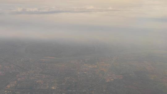 飞机窗外俯瞰湖北荆州长江流域