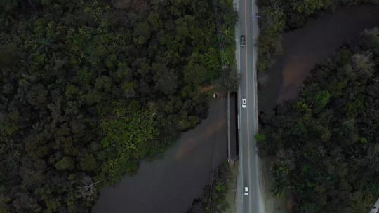 汽车通过公路桥