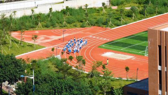 航拍学生在学校操场跑步4k视频素材