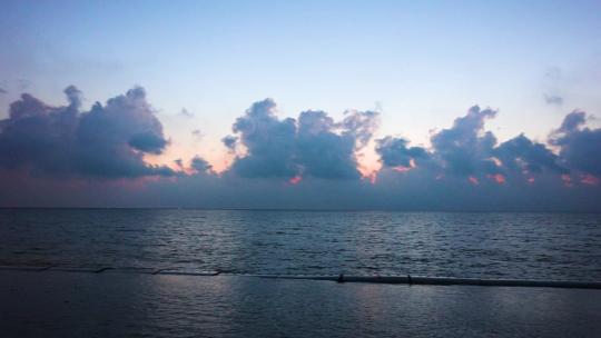 日出延时海边日出飞鸟海面海鸥海浪冲浪