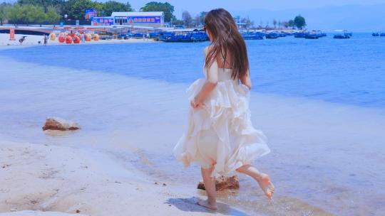 奔向大海蓝天下海边沙滩上自由奔跑的女孩