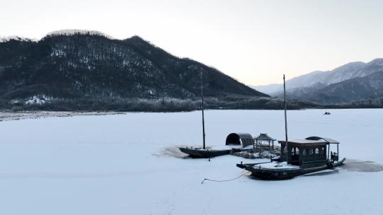4K航拍冰封湖面小船