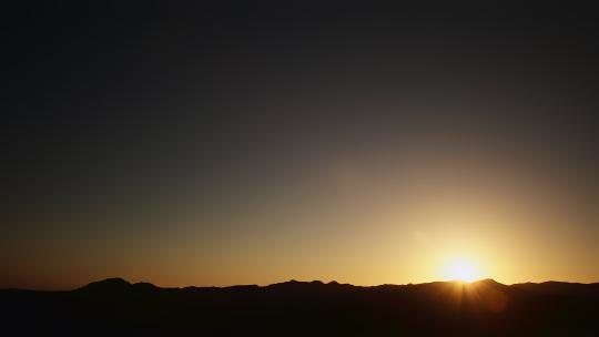 西北荒漠大山里太阳升起