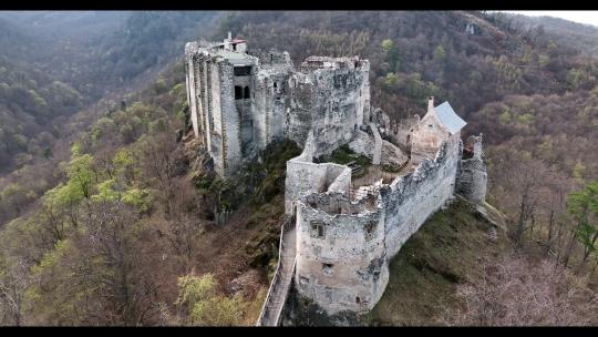 斯洛伐克乌罗韦茨城堡的鸟瞰图