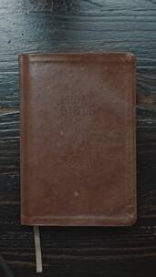 木制封面的圣经书竖屏