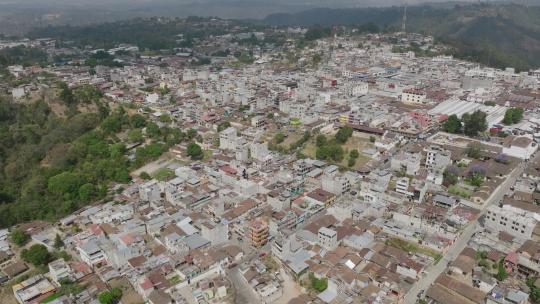 危地马拉北部奇奇卡斯特南戈市中心白天的航拍镜头。