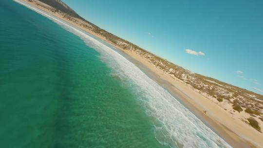 FPV无人机航拍海浪冲击海滩沙滩澳大利亚