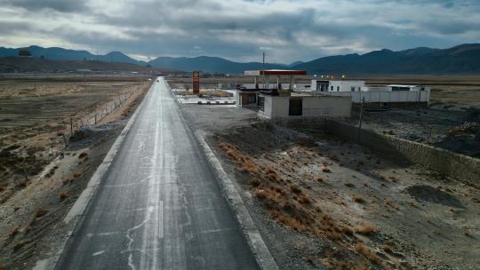 西藏旅游风光318国道道班加油站