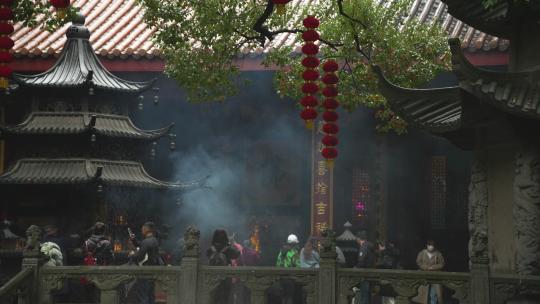 下雨天杭州上天竺寺庙大殿前上香的的香炉视频素材模板下载