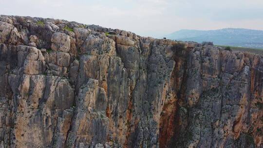 一架无人机拍摄的岩石山顶上的高原