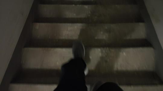 晚上下楼梯脚步夜晚走楼梯