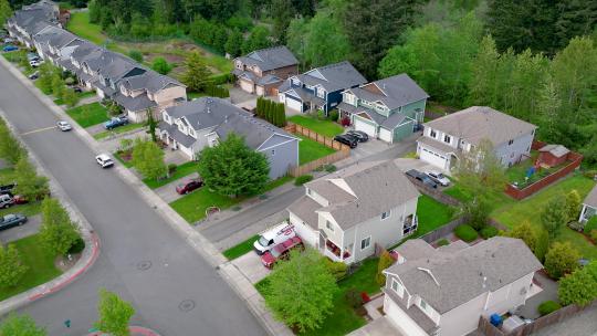 无人机拍摄的郊区房屋在一个独特的美国社区布局。
