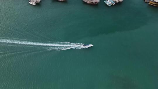 大海中航行的小船