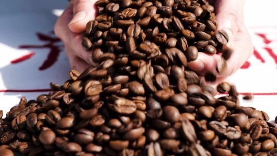 咖啡咖啡豆烘焙捧咖啡视频素材模板下载