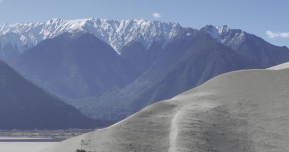 西藏派墨公路雪山车辆行驶航拍