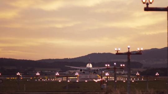机场飞机起飞夜景