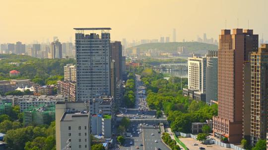 湖北武汉珞喻路街道城市天际线车流延时