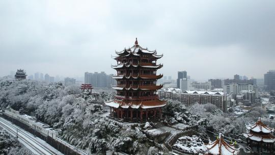 航拍武汉冬天雪景旅游地标黄鹤楼古建筑街景