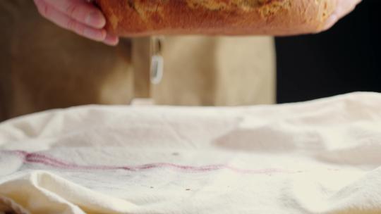 面包师把面包放在餐布上