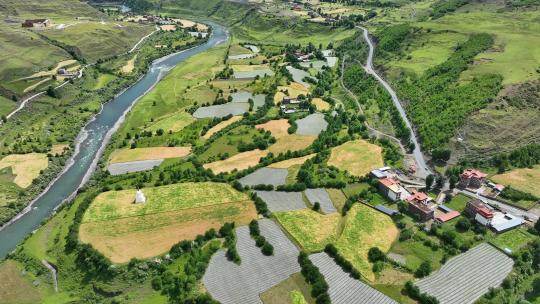 航拍川西高原四川甘孜新都桥甲根坝田园风光