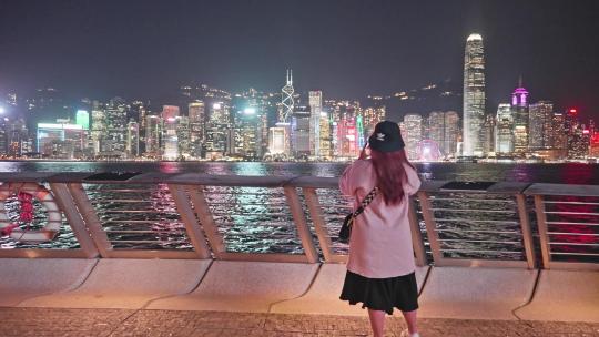 香港维多利亚港夜景拍照的人