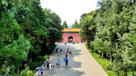 南京钟山风景区人物进入景区画面