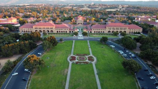 美国加州斯坦福大学绿色前院的起重机镜头
