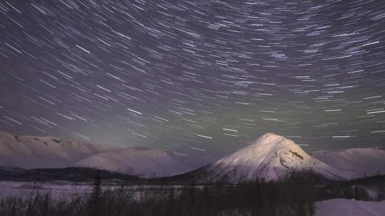 冬季山上的星迹和北极光延时拍摄4K