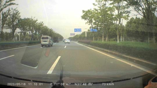 违章车辆违规变道差点导致交通事故视频素材模板下载