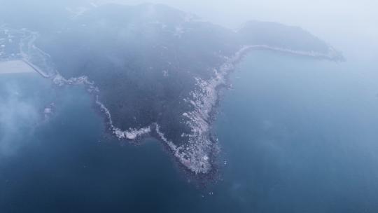 雨雾下的海岛海岸线航拍