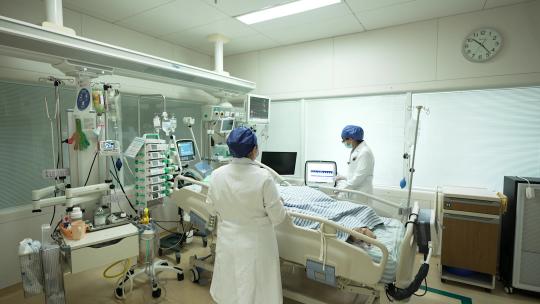 实拍医院重症监护室医生分析病情仪器检测2视频素材模板下载