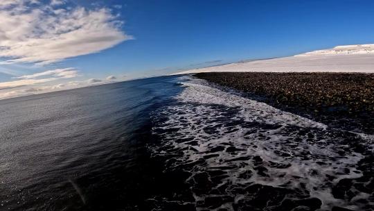 FPV无人机航拍冬日雪景海岸海浪群岛海鸟