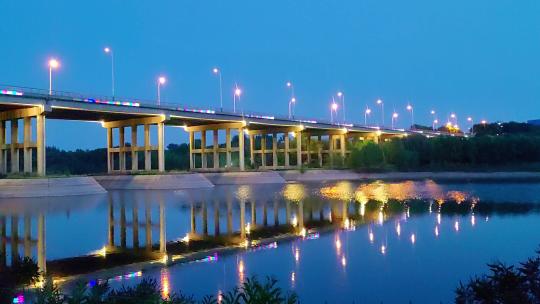 4k大桥灯光湖水倒影一色夜景美景视频素材