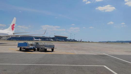 重庆江北国际机场停机坪上准备起飞的航班