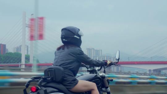 女骑手城市骑行穿梭视频素材模板下载