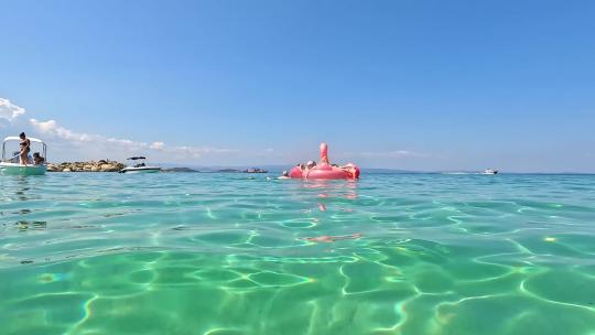 希腊哈尔基迪基Halkidiki海滩人群游泳潜水