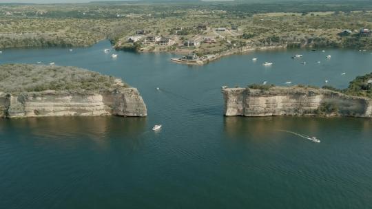 德克萨斯州南部负鼠王国湖地狱门的慢速电影镜头。包括船。高a