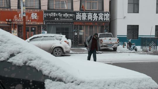 西藏旅游风光317国道自驾游客清理汽车积雪