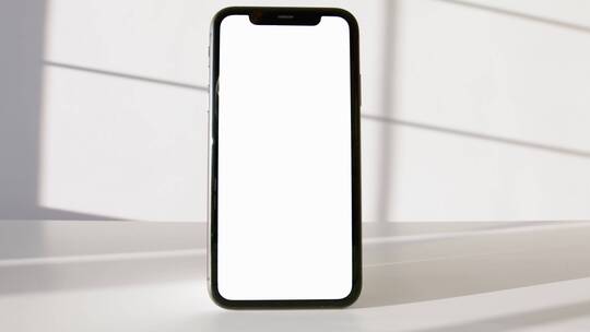 白色背景下的白色屏幕的智能手机